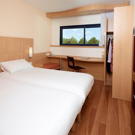 Отель Ibis Site Du Futuroscope Чассенеуил-Ду-Поитоу Номер фото