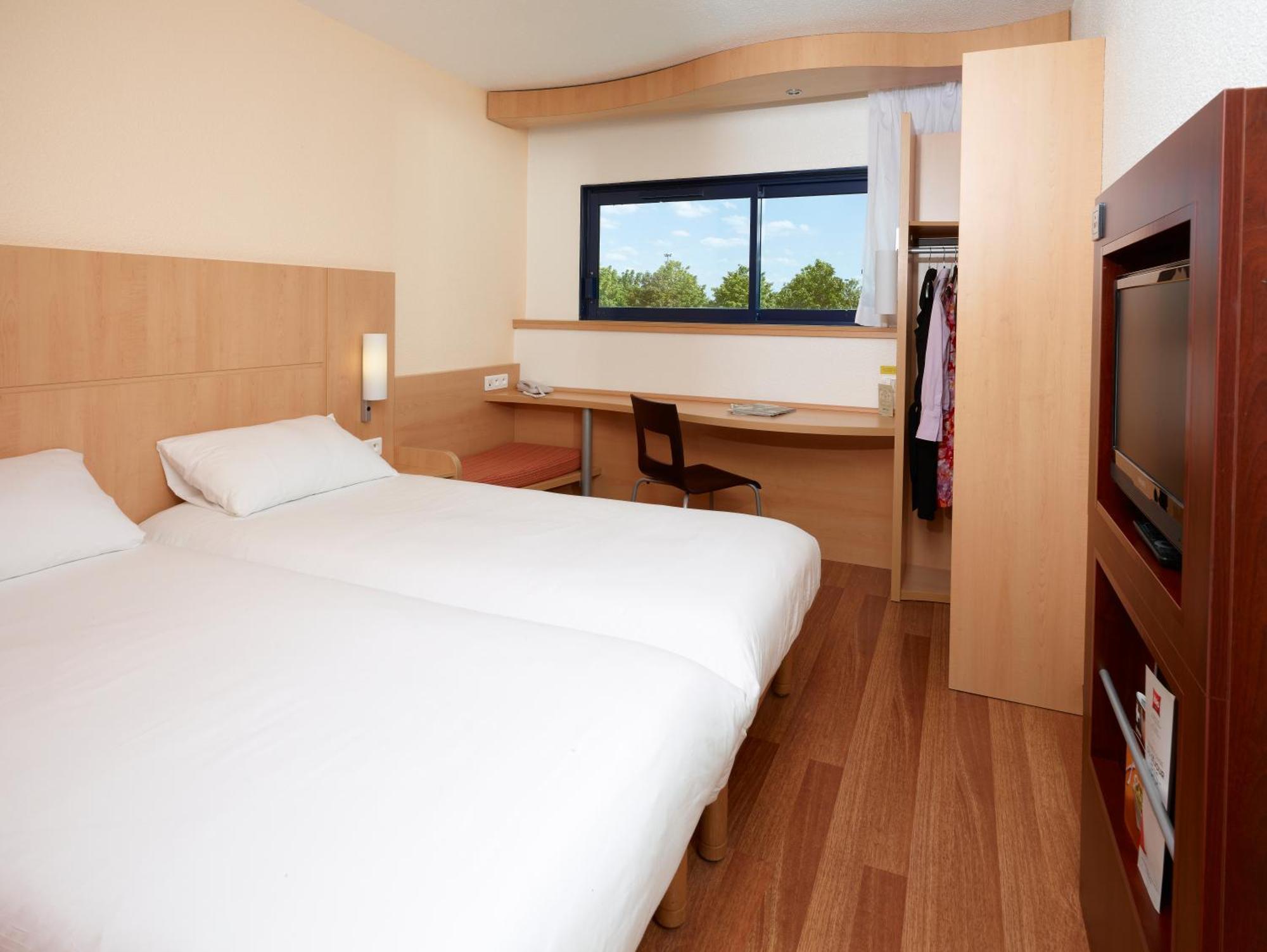 Отель Ibis Site Du Futuroscope Чассенеуил-Ду-Поитоу Номер фото